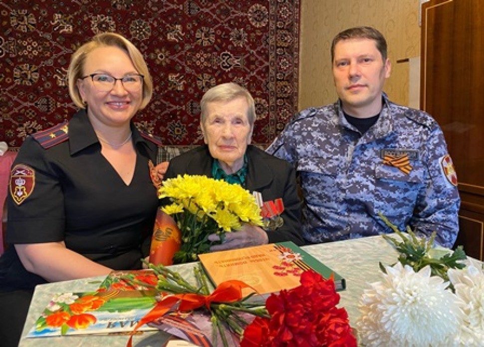 В Архангельске представители Росгвардии навестили ветерана службы